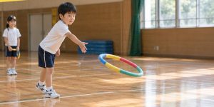 狙って投げる遊びをテーマにした子どもの運動遊びのイメージ画像（AI生成）